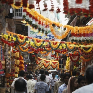 shopping-at-kinari-bazaar