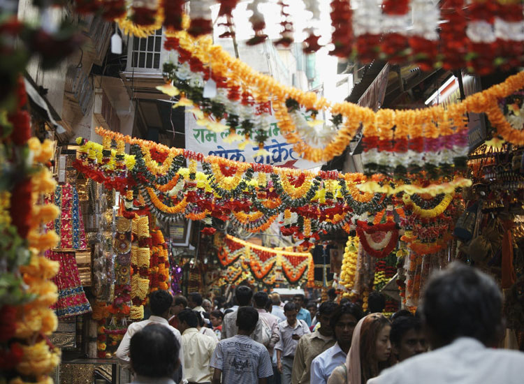 shopping-at-kinari-bazaar